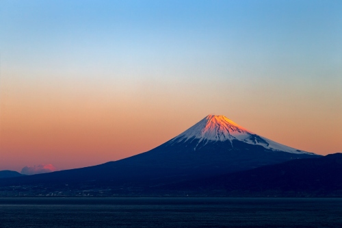 富士山でのオーバーツーリズム対策をDXで推進、事前登録システムと多言語広報で安全な登山環境を構築