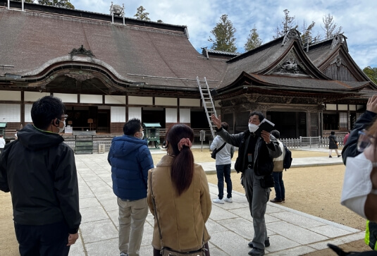 ツアーの様子②VR鑑賞後の境内ガイドウォーク