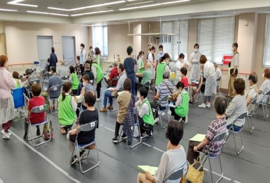 ワクチン集団接種会場