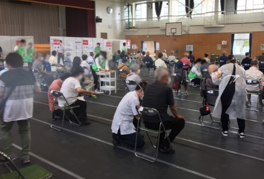 小学校でのワクチン集団接種