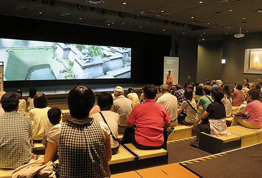 わくわく座でのVR上演風景