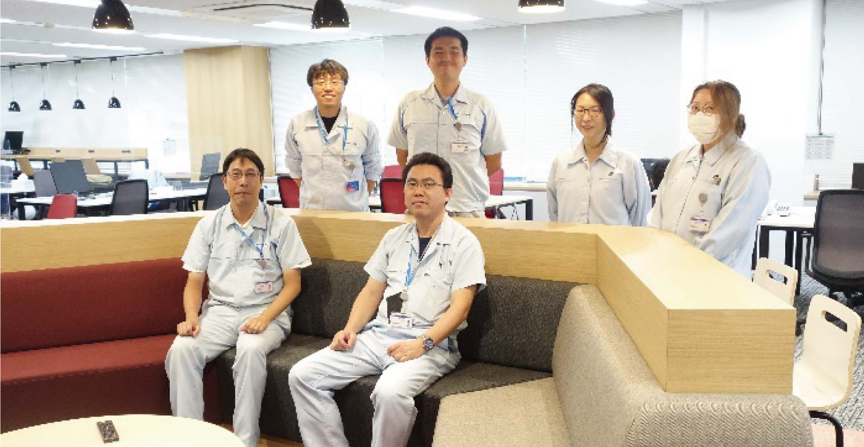 男性社員4名、女性社員2名の計6名が前後2列に並んだ形の集合写真