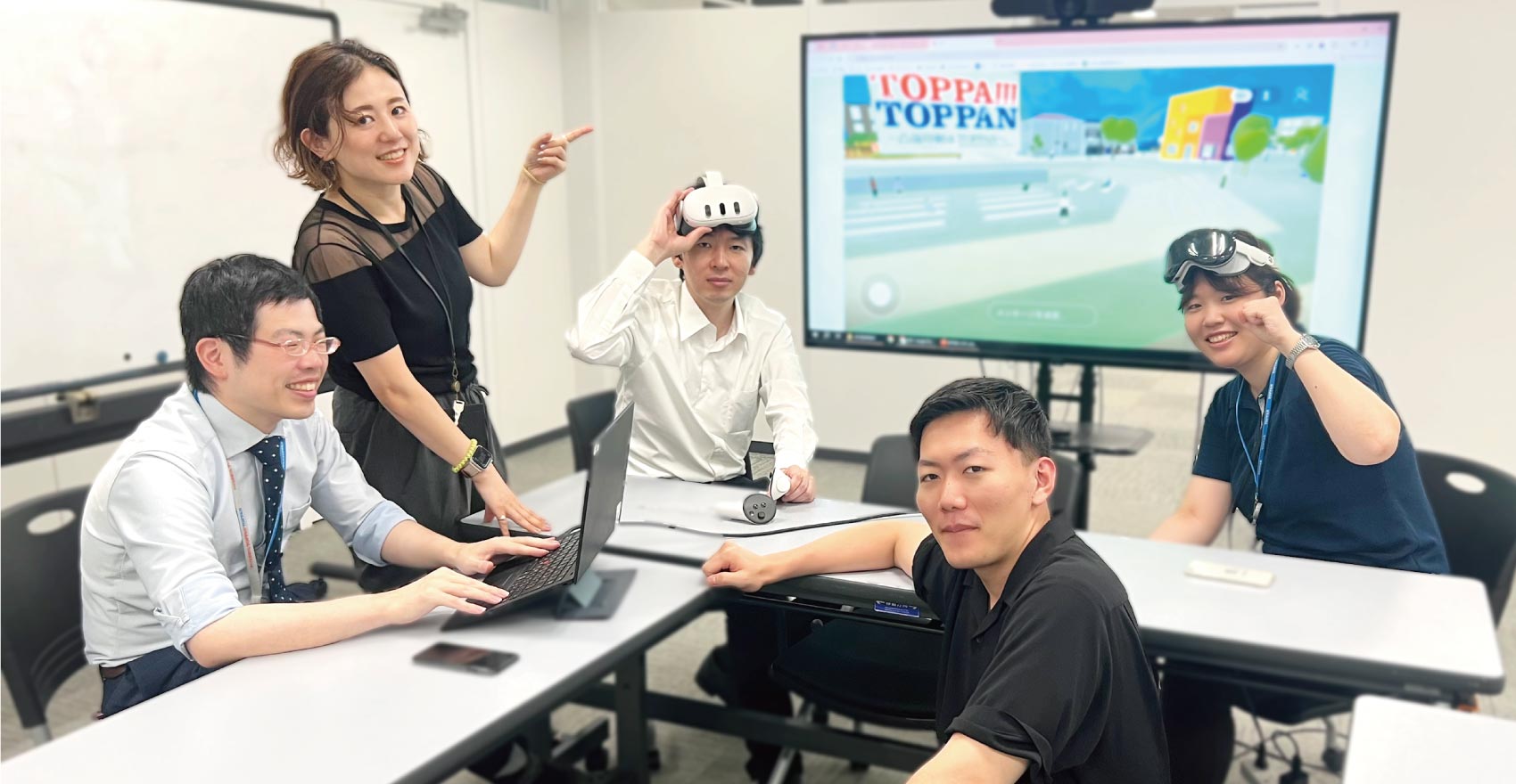 男性社員4名と女性社員1名による集合写真
