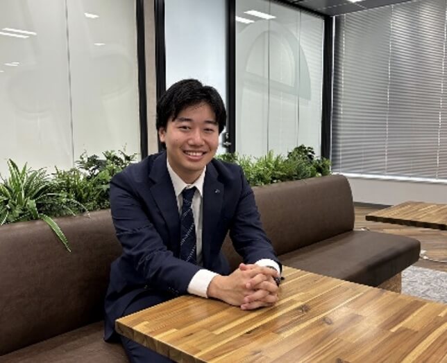 インタビューに応じた男性社員