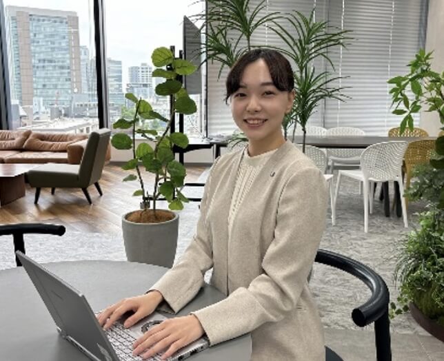 インタビューに応じた女性社員