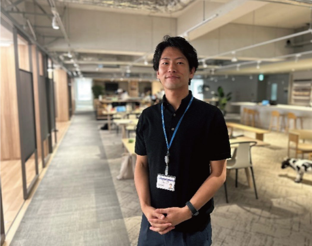 インタビューに応じた男性社員