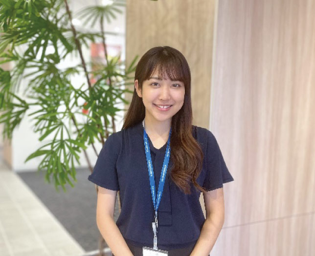 インタビューに応じた女性社員