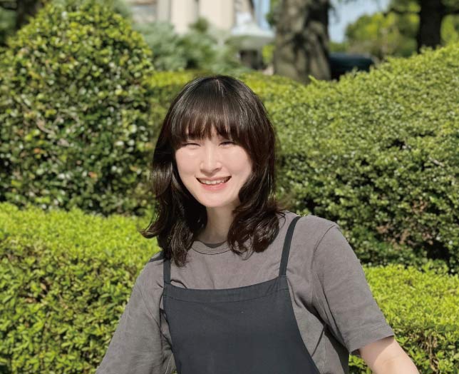 インタビューに応じた女性社員