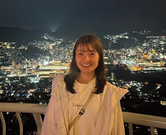 インタビューに応じた女性社員