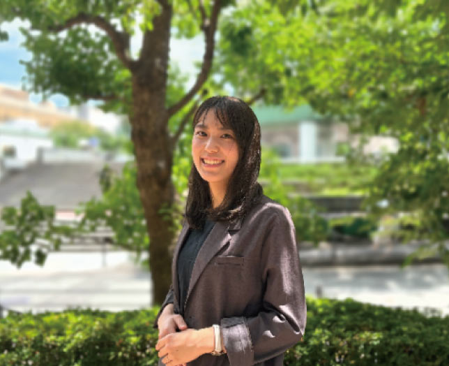 インタビューに応じた女性社員