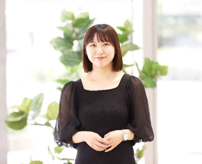インタビューに応じた女性社員
