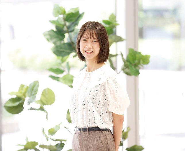 インタビューに応じた女性社員