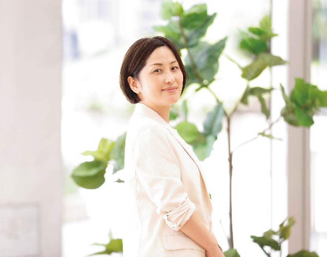 インタビューに応じた女性社員