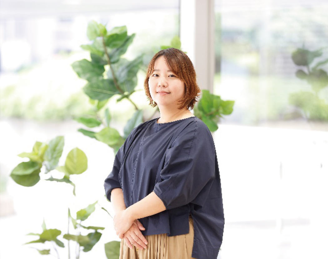 インタビューに応じた女性社員
