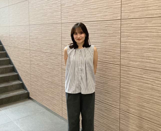 インタビューに応じた女性社員