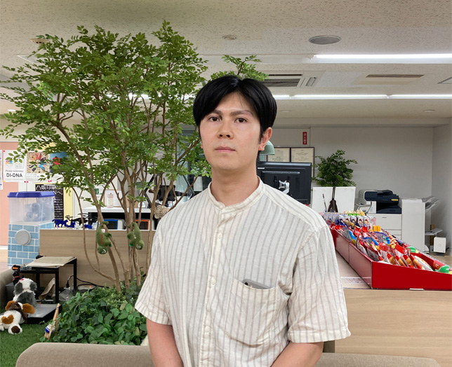 インタビューに応じた男性社員
