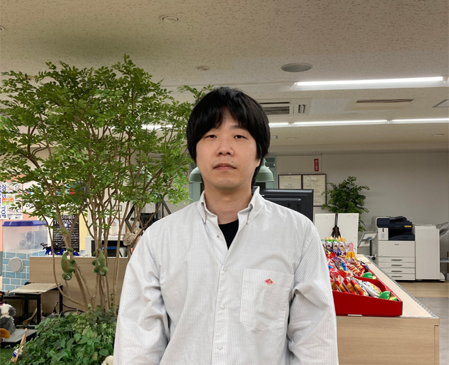 インタビューに応じた男性社員