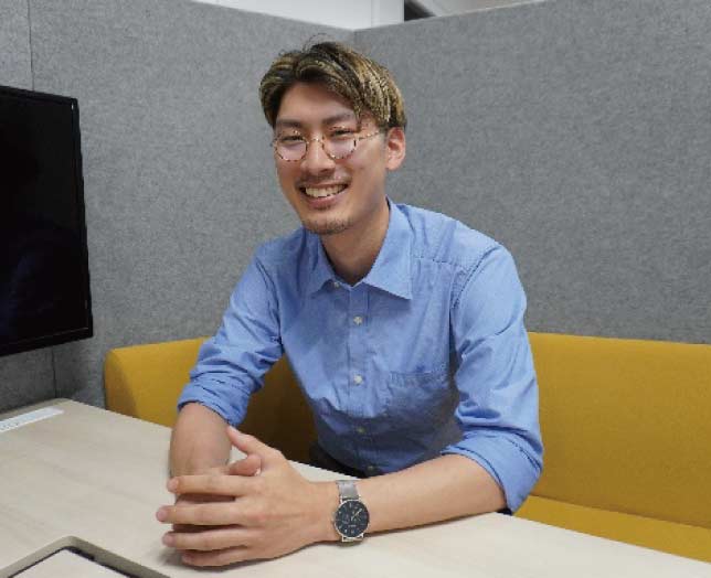 インタビューに応じた男性社員