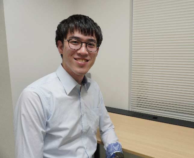インタビューに応じた男性社員