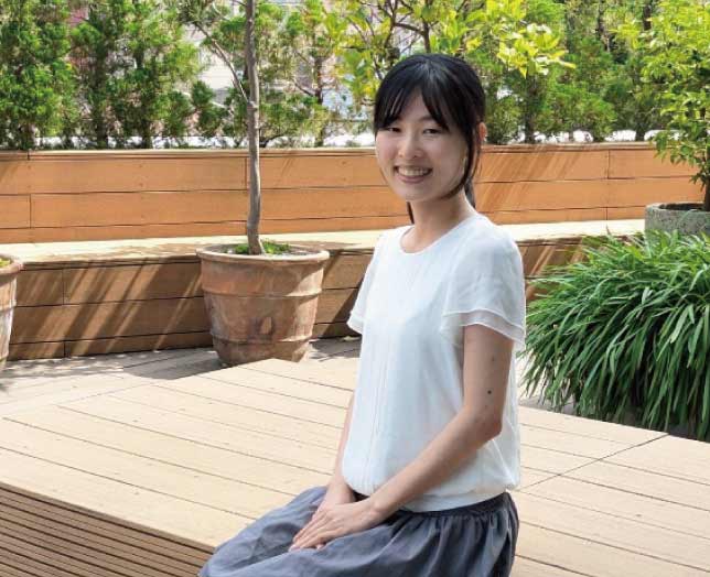 インタビューに応じた女性社員
