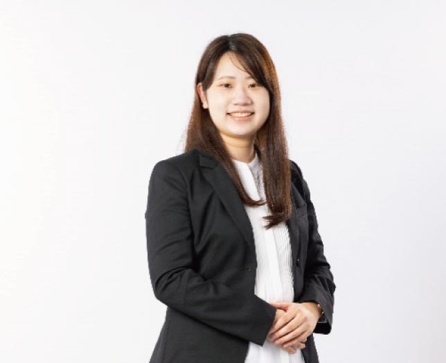 インタビューに応じた女性社員