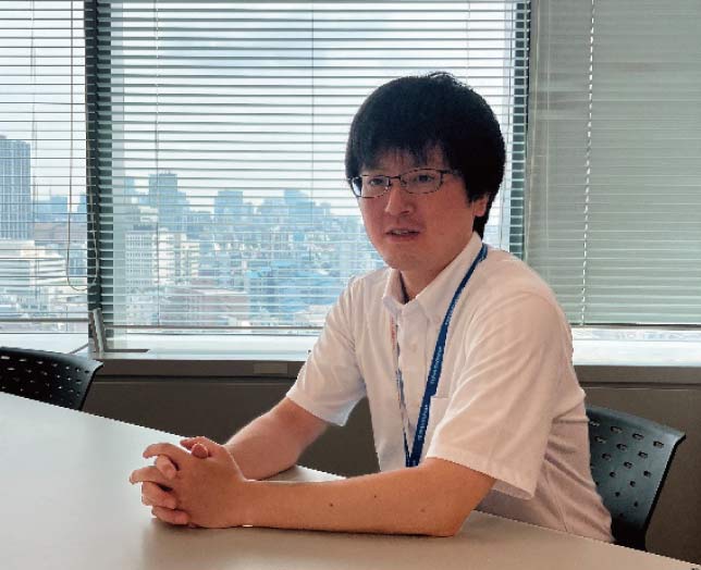 インタビューに応じた男性社員