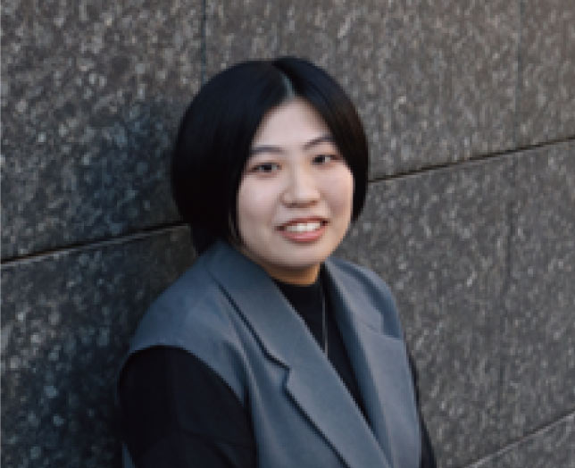 インタビューに応じた女性社員
