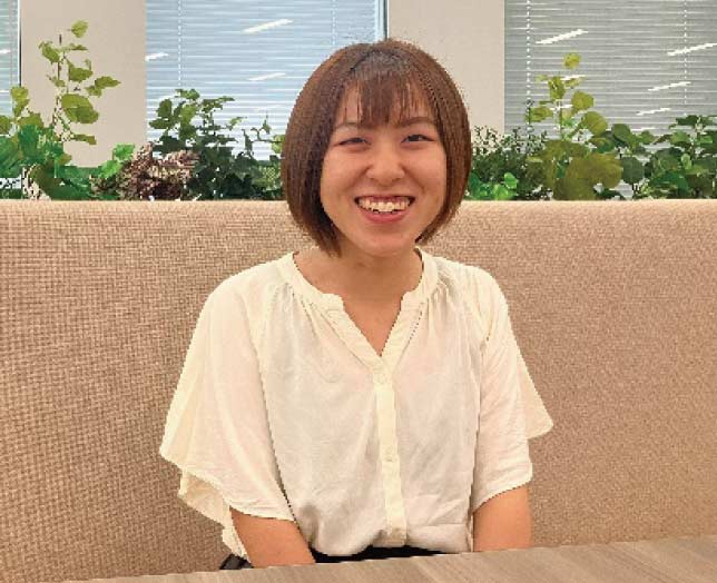 インタビューに応じた女性社員