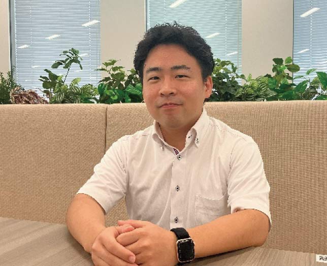インタビューに応じた男性社員