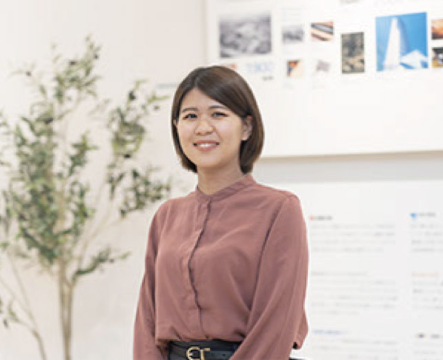 インタビューに応じた女性社員