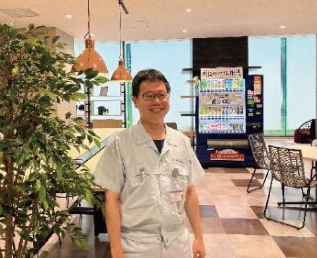 インタビューに応じた男性社員