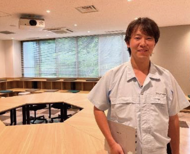 インタビューに応じた男性社員