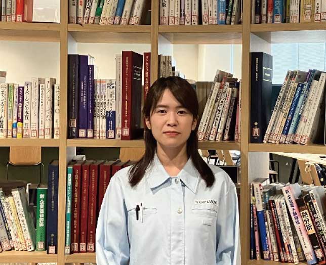 インタビューに応じた女性社員