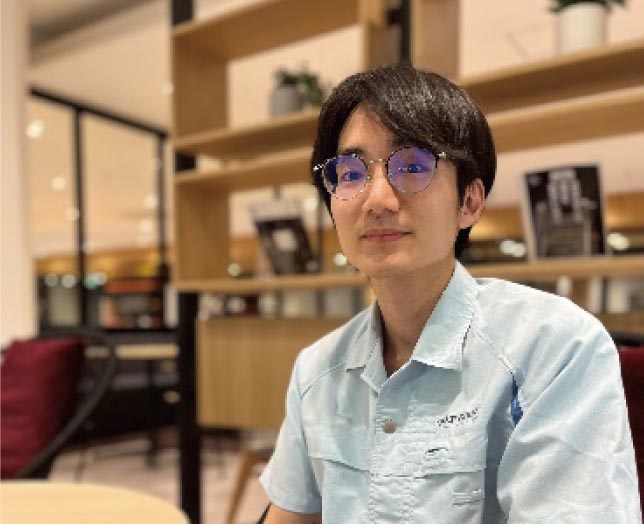 インタビューに応じた男性社員