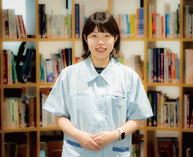 インタビューに応じた女性社員