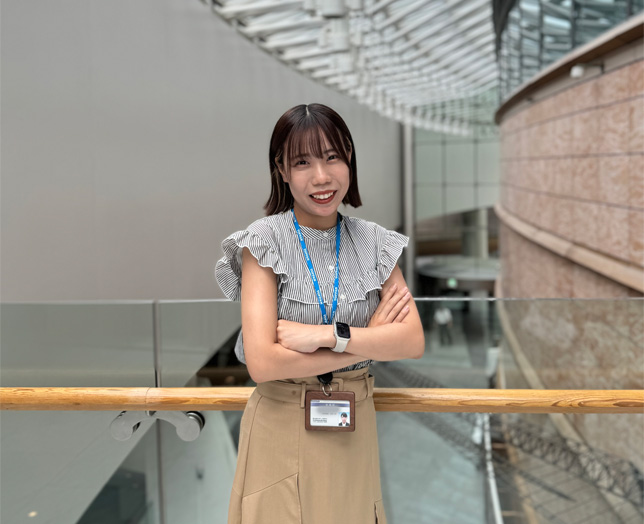 インタビューに応じた女性社員