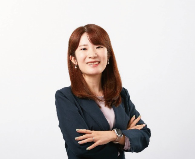 インタビューに応じた女性社員