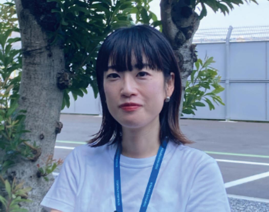 インタビューに応じた女性社員