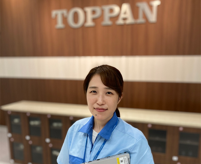 インタビューに応じた女性社員