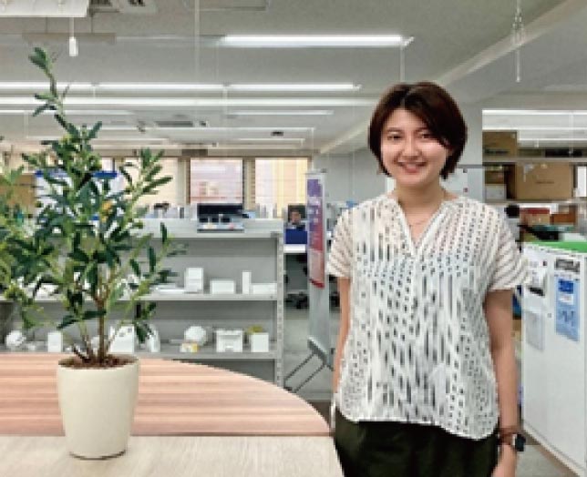 インタビューに応じた女性社員