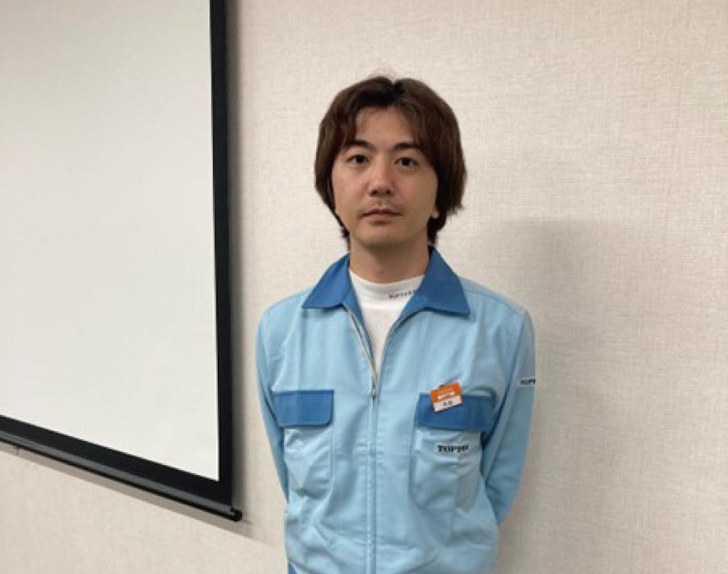 インタビューに応じた男性社員