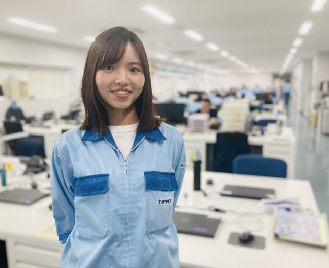 インタビューに応じた女性社員